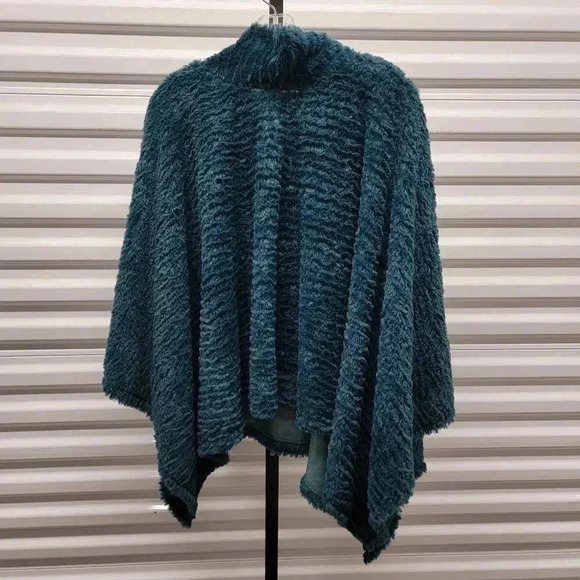 LeModa Green Faux Fur Cowl Neck Cape - Picture 2 of 5